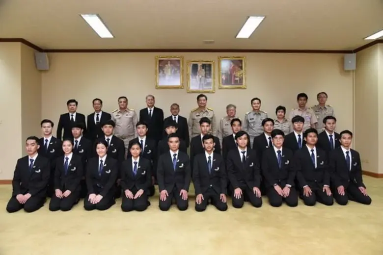 รมว.แรงงาน มอบโอวาทแก่คณะเยาวชนที่จะเดินท...
