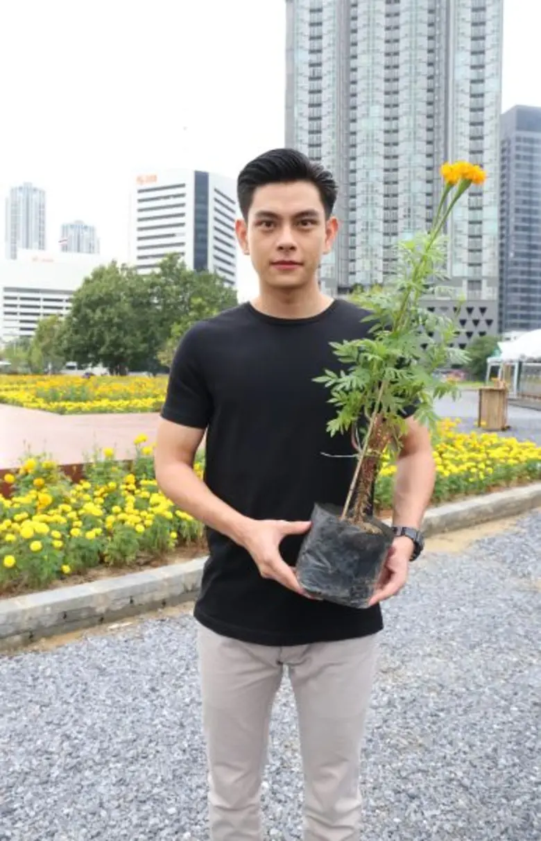 ใบเตย-เอี๊ยง-บิว ศิลปินจิตอาสาปลูกดอกดาวเรือง ร่วมน้อมส่งเสด็จในหลวงรัชกาลที่ 9