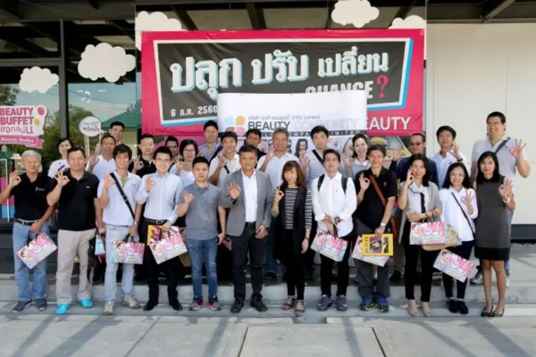 นายสุรพล เพชรกลึง (ที่ 6 จากซ้าย) ผู้อำนว...