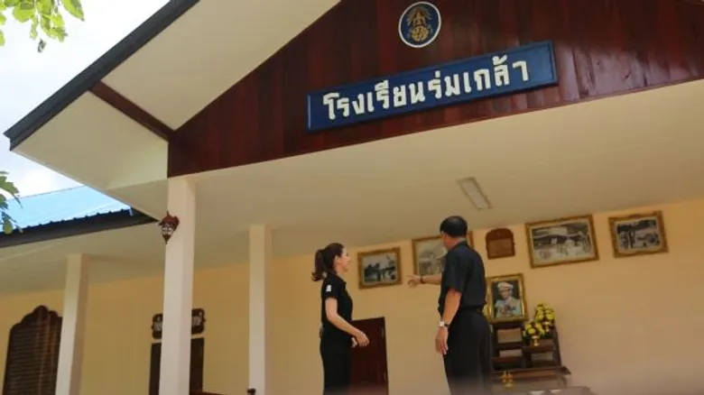รายการสารคดี “ตามรอยก้าวพระบาท ในหลวงรัชกาลที่ ๙” “แนน วรวิตา” พาชมโรงเรียนพระราชทานแห่งแรกของไทยใน จ.มุกดาหาร