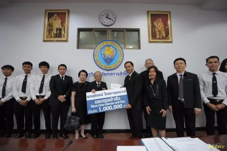 คุณสุรินทร์ โอสถานุเคราะห์ ประธานมูลนิธิโ...