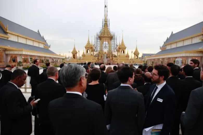 วธ.นำคณะทูตกว่า 65 ประเทศ เข้าชมโรงราชรถ-พระเมรุมาศ ร่วมน้อมรำลึกในพระมหากรุณาธิคุณหาที่สุดมิได้ สร้างความเข้าใจโบราณราชประเพณี-มรดกวัฒนธรรมล้ำค่าของไทย เผยแพร่สู่นานาชาติ