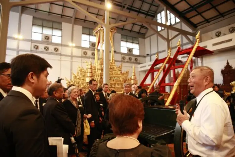วธ.นำคณะทูตกว่า 65 ประเทศ เข้าชมโรงราชรถ-พระเมรุมาศ ร่วมน้อมรำลึกในพระมหากรุณาธิคุณหาที่สุดมิได้ สร้างความเข้าใจโบราณราชประเพณี-มรดกวัฒนธรรมล้ำค่าของไทย เผยแพร่สู่นานาชาติ