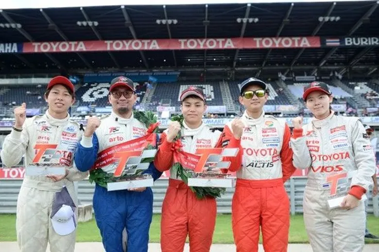 ใส่กันเต็มสปีดสุดมันส์ โตโยต้า มอเตอร์สปอร์ต สนามตัดเชือก ไป Netz Cup Vitz Race “ธีระเวทย์- สุพงษ์” คว้าสิทธิ์ตัวแทนนักแข่งไทยร่วมชิงชัยประเทศญี่ปุ่น ณัฐวุฒิ - ณัฐพงษ์ อวดฟอร์มร้อนแรงบน โฮมเรซ ในรายการบุรีรัมย์ ซูเปอร์ จีที 2017