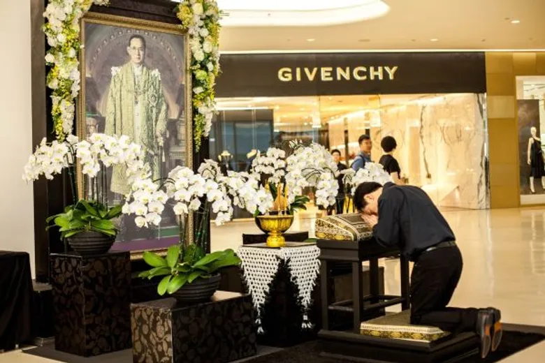 “ระฆังพลังแห่งความดี” ถวายเป็นพระราชกุศล “เซ็นทรัล เอ็มบาสซี” จับมือ “ธ.ไทยพาณิชย์” หลอมใจคนไทยสร้างถวายวัดพระราม ๙ พร้อมจัดพิธีแสดงความอาลัย ครบ 1 ปี เสด็จสวรรคต