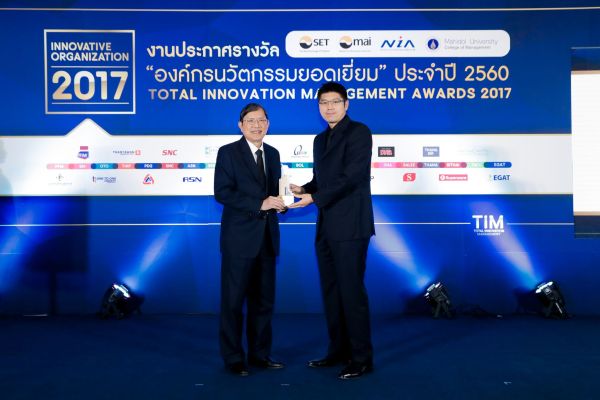 ดร. ชัยวัฒน์ วิบูลย์สวัสดิ์ ( ซ้าย ) ประธ...