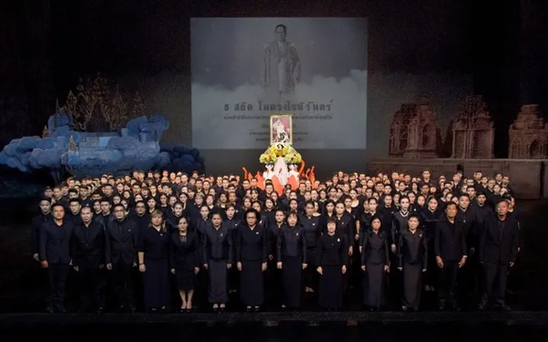 สยามนิรมิตจัดเวทีระดับโลก ผู้บริหารและพนักงานร่วมยืนสงบนิ่ง 89 วินาที