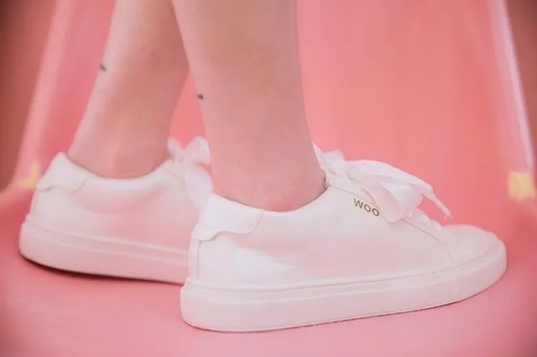 Woo รองเท้าผ้าใบสุด Wow ฉีกกฎสนีกเกอร์ สู่แฟชั่นสายคิ้วท์