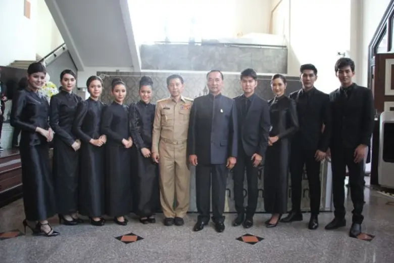 สำนักนายกรัฐมนตรี เลือก 9 ศิลปิน RS ร้องเพลง “รักพ่อไม่มีวันพอเพียง” ถวายอาลัยพ่อหลวงรัชกาลที่ 9