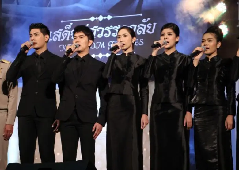 สำนักนายกรัฐมนตรี เลือก 9 ศิลปิน RS ร้องเพลง “รักพ่อไม่มีวันพอเพียง” ถวายอาลัยพ่อหลวงรัชกาลที่ 9