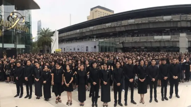 อสมท ขอบคุณคนไทยร่วมร้อยดวงใจยืนสงบนิ่ง และชมรายการพิเศษผ่านช่อง 9 ในวันครบรอบ 1 ปี วันสวรรคต