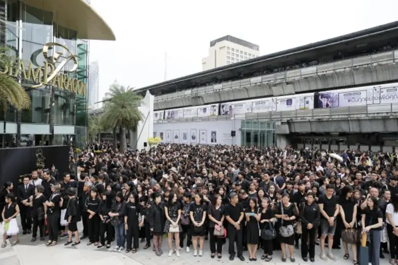 อสมท ขอบคุณคนไทยร่วมร้อยดวงใจยืนสงบนิ่ง และชมรายการพิเศษผ่านช่อง 9 ในวันครบรอบ 1 ปี วันสวรรคต