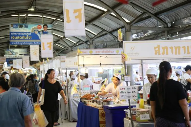 ตลาดยิ่งเจริญเชิญชวนคนไทยถือศีลกินเจ ถวายแด่ ... พ่อหลวงของปวงไทย ด้วยทานบารมี จัดเมนูอาหารเจ 4 ภาค กว่า 100 เมนู
