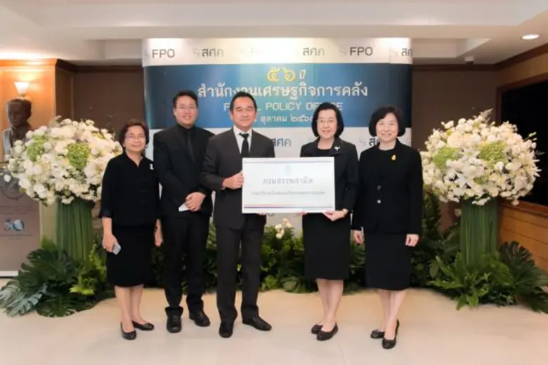 นายกฤษฎา จีนะวิจารณะ อธิบดีกรมสรรพสามิต พร้อมนางสาว...