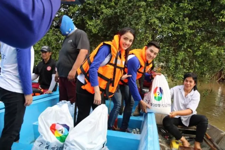 “บิ๊ก-เจด้า” ลงพื้นที่ มอบถุงยังชีพช่วยเหลือผู้ประสบอุทกภัย จ.ชัยนาท และ จ.อยุธยา ในโครงการ “7 สี ช่วยชาวบ้าน”