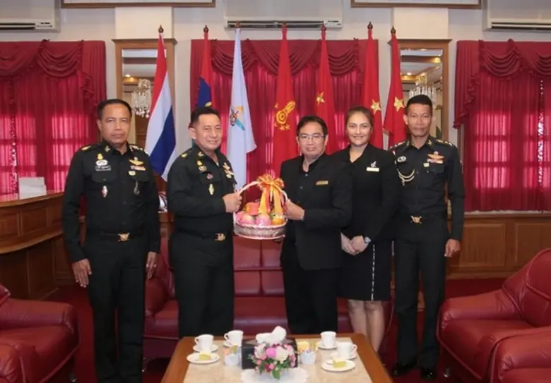 นายมนูญ วุฒิ ผู้จัดการทั่วไปและนางกรรัชนั...