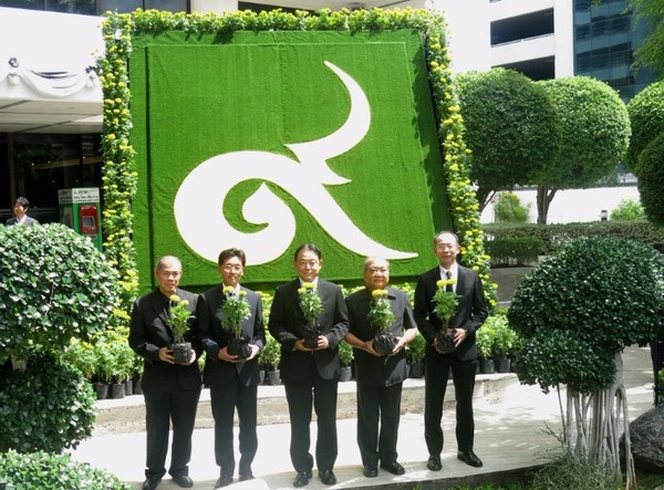 มร.คะโอะรุ คุระชิมะ (กลาง) กรรมการผู้จัดก...
