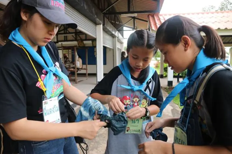 “เรียนรู้ตามรอยพระราชา” เปิดใจ 2 เยาวชนร่วมตะลุยโลกแสตมป์ ณ ห้องทรงงานของในหลวงรัชกาลที่ 9 อำเภอภูพาน สกลนคร