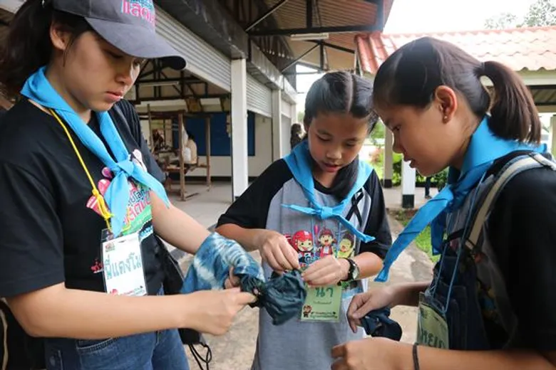 “เรียนรู้ตามรอยพระราชา” เปิดใจ 2 เยาวชนร่วมตะลุยโลกแสตมป์ ณ ห้องทรงงานของในหลวงรัชกาลที่ 9 อำเภอภูพาน สกลนคร