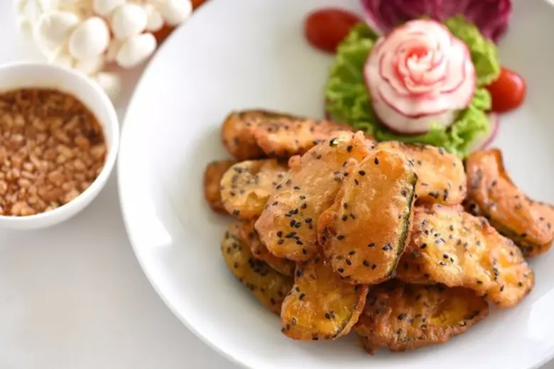 อิ่มบุญทั้งมื้อกลางวันและมื้อค่ำกับเทศกาล...