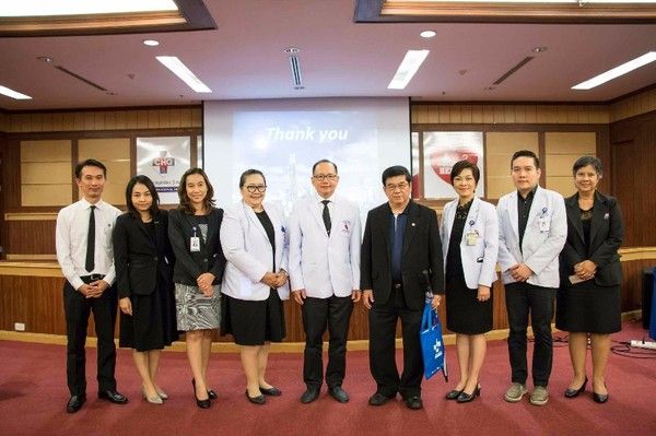 รพ.จุฬารัตน์ 3 อินเตอร์ นำโดย นายแพทย์กำพ...