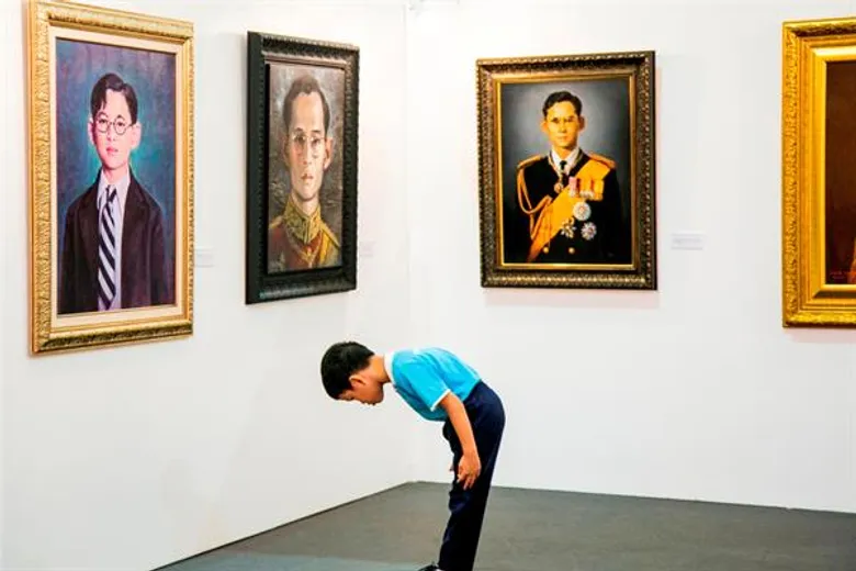 สุดตราตรึงใจแสนอาลัย พระผู้เสด็จสู่สวรรคาลัย ในนิทรรศการศิลปกรรม “ร.๙ ในหลวงในดวงใจนิรันดร” ณ เซ็นทรัล เอ็มบาสซี