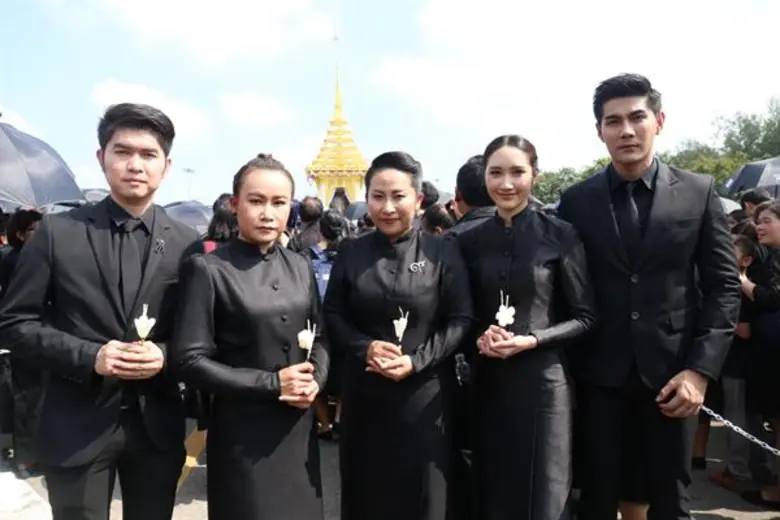 ศิลปินดารา RS สุดอาลัย วางดอกไม้จันทน์ ส่งเสด็จสู่สวรรคาลัย