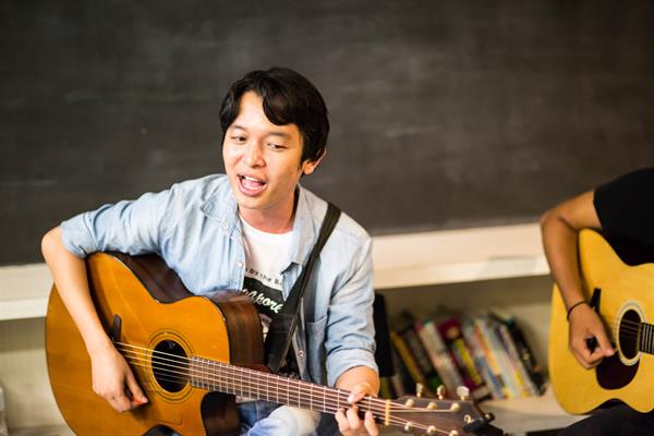 ครูต้อง วรนันท์ คำเพ็ญ ครูสอนดนตรี และอาส...
