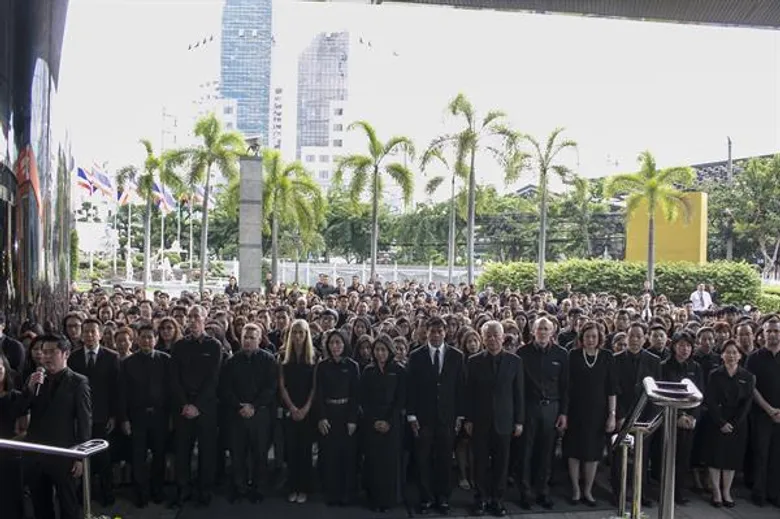 คณะผู้บริหาร เอสโซ่ และ ช่อง 3 น้อมรำลึกในพระมหากรุณาธิคุณและถวายความอาลัย แด่พระบาทสมเด็จพระปรมินทรมหาภูมิพลอดุลยเดช บรมนาถบพิตร