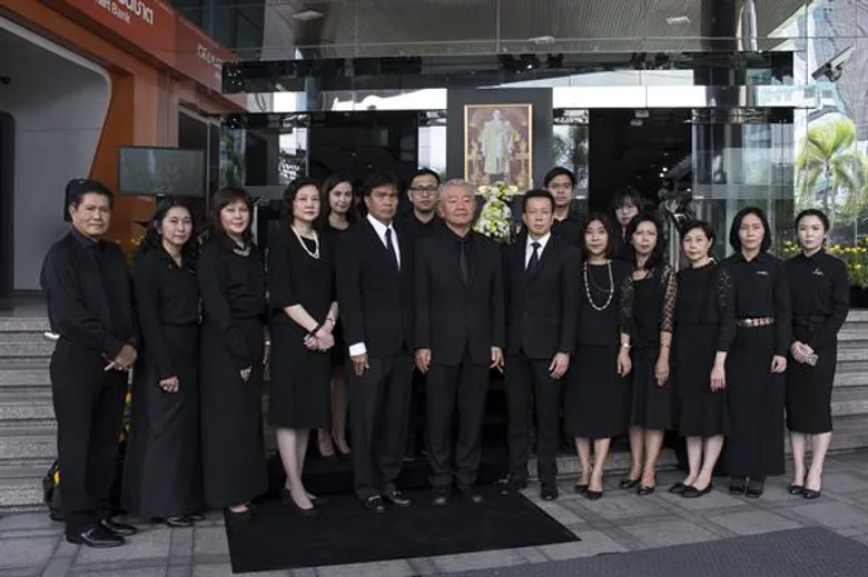 คณะผู้บริหาร เอสโซ่ และ ช่อง 3 น้อมรำลึกในพระมหากรุณาธิคุณและถวายความอาลัย แด่พระบาทสมเด็จพระปรมินทรมหาภูมิพลอดุลยเดช บรมนาถบพิตร