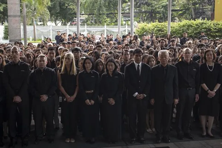 คณะผู้บริหาร เอสโซ่ และ ช่อง 3 น้อมรำลึกในพระมหากรุณาธิคุณและถวายความอาลัย แด่พระบาทสมเด็จพระปรมินทรมหาภูมิพลอดุลยเดช บรมนาถบพิตร