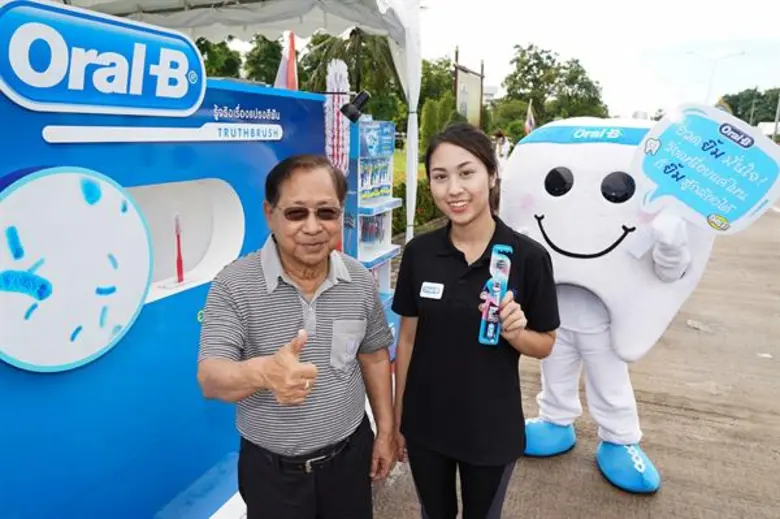 นางสาวอรวลัญช์ ลีเผ่าพันธุ์ (ขวา) ผู้ช่วยผู้จัดการผ...