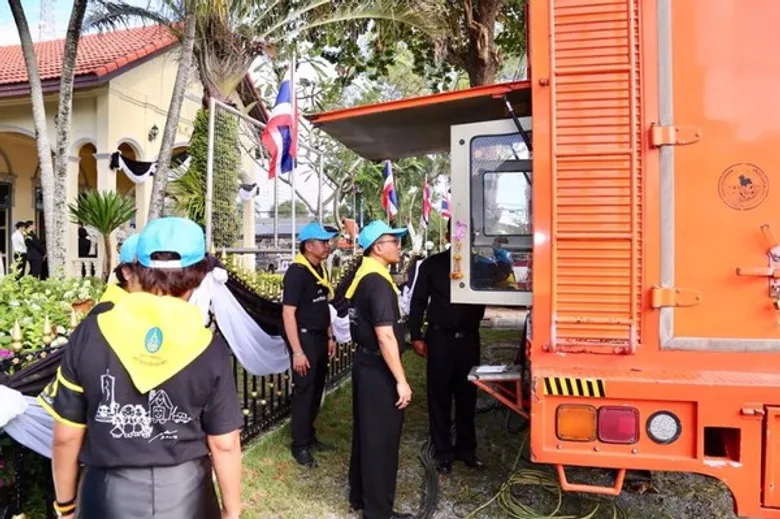 คณะทำงานจิตอาสา การไฟฟ้าส่วนภูมิภาค เขต 2 (ภาคใต้) จังหวัดนครศรีธรรมราช อำนวยความสะดวกประชาชนผู้เข้าร่วมพระราชพิธีถวายพระเพลิง พระบรมศพ พระบาทสมเด็จพระปรมินทรมหาภูมิพลอดุลยเดช