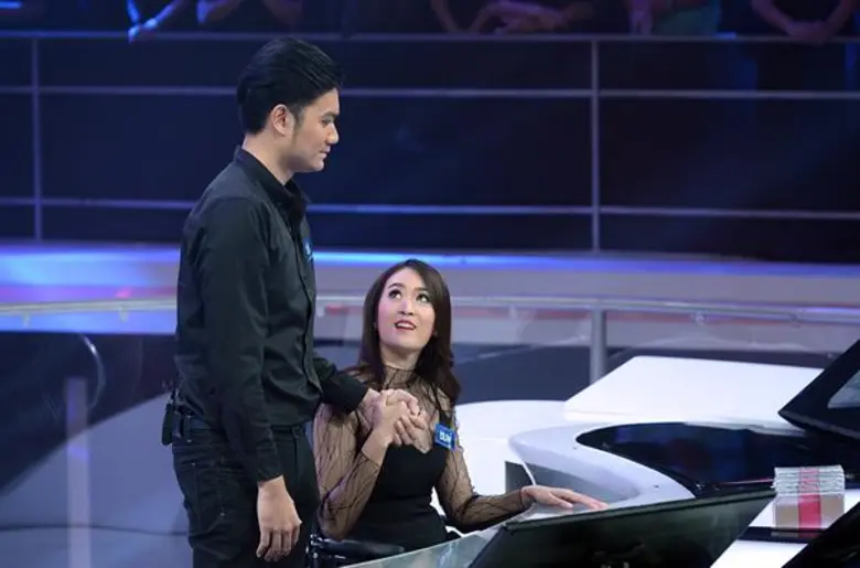 ทีวีไกด์: รายการ “The Money Drop Thailand” “ชมพู่ - ภัทราวรรณ” มิสวีลแชร์ฯ 2012 จับมือแฟนหนุ่ม “เอิร์ธ - ณภัทร” ข้ามอุปสรรคคำถามท้าทาย! เพื่อแบ่งปันน้องๆ คนพิการ!!