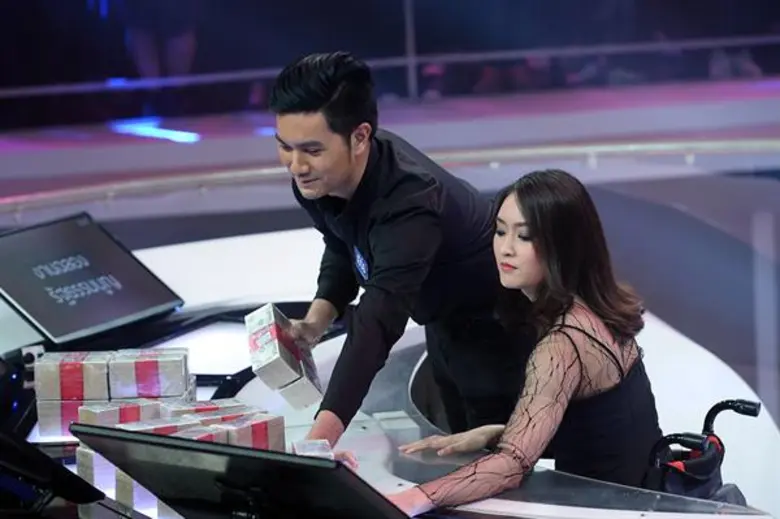 ทีวีไกด์: รายการ “The Money Drop Thailand” “ชมพู่ - ภัทราวรรณ” มิสวีลแชร์ฯ 2012 จับมือแฟนหนุ่ม “เอิร์ธ - ณภัทร” ข้ามอุปสรรคคำถามท้าทาย! เพื่อแบ่งปันน้องๆ คนพิการ!!
