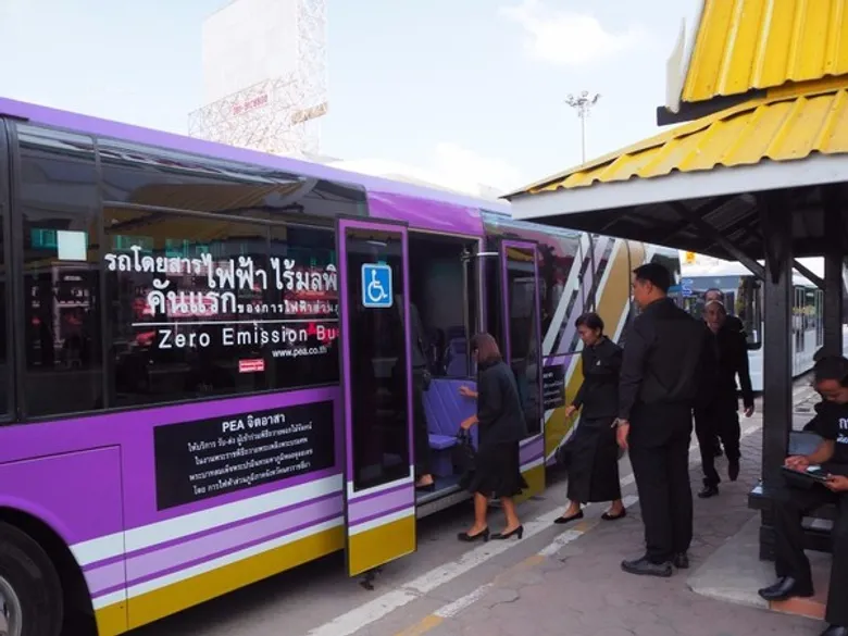 การไฟฟ้าส่วนภูมิภาค จังหวัดนครราชสีมา จัดรถ Ze-Bus บริการรับ-ส่ง ประชาชนเข้าร่วมพิธีถวายดอกไม้จันทน์ รัชกาลที่ 9