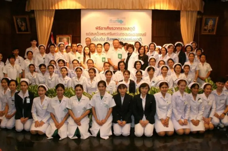 พ.ญ.เบญจมาศ วณีสอน (ที่ 8 จากขวา) ผู้อำนว...