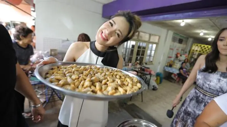ทีวีไกด์: รายการ "ซุปตาร์ตลาดแตก" “ฟาง พิชญา” บุกตลาดหลังสวน กฟผ.บางกรวย สวมวิญญาณแม่ค้าขายข้าวเกรียบปากหม้อ