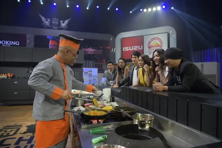 ทีวีไกด์: รายการ “เชฟกระทะเหล็ก กับโรงเรียนกระทะเหล็ก” (Cooking with Iron Chef) “กิ๊ฟซ่า-อู๊ด ”ท้าดวลเสน่ห์ปลายจวักจัด โชว์เมนูเด็ด “มังกรหวงไข่”