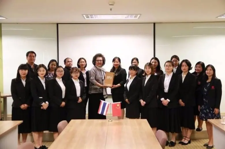 อาจารย์จิณดา เตชะวณิช รองอธิการบดีด้านการ...