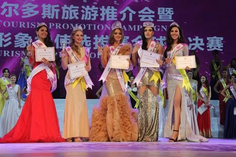 “โบว์ – ชรัชดา พิทักษ์บุตร” สาวงามจากไทย คว้าตำแหน่งรองชนะเลิศอันดับ 3 Miss Tourism World 2017 โดยมีสาวงามจากประเทศยูเครนเป็นผู้คว้ามงกุฏชนะเลิศไปครอง