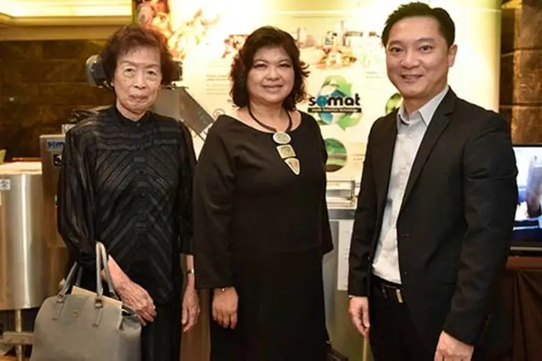 นายวิวัฒน์ วงศ์พิวัฒน์ (ขวา) ผู้จัดการทั่...