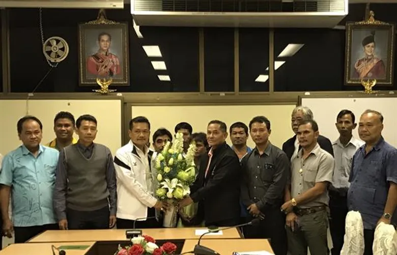 ตัวแทนเกษตรกรชาวสวนยาง จ. สงขลา เข้ามอบดอกไม้เพื่อเป็นกำลังใจชาว กยท.