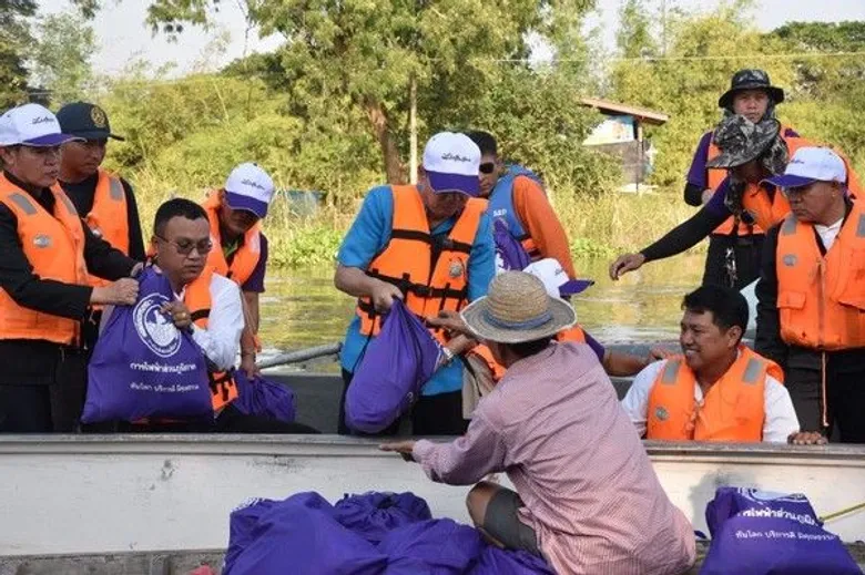 การไฟฟ้าส่วนภูมิภาคมอบถุงยังชีพช่วยเหลือผู้ประสบอุทกภัยในพื้นที่ จังหวัดพระนครศรีอยุธยา