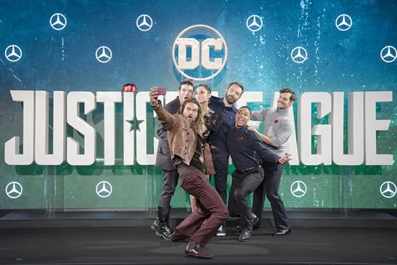 ฮือฮากันอีกครั้งกับการปรากฎตัวของเหล่าซูปเปอร์ฮีโร่ "Justice League" แฟนๆ ชาวลอนดอนแห่ร่วมงานคับคั่ง