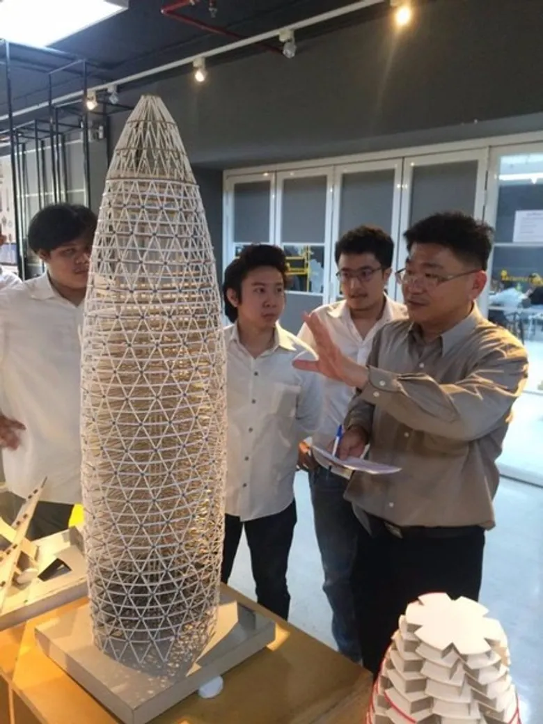 SPU : เด็กสถาปัตย์สมัยนี้..ฝีมือไม่ธรรมดา! ขอเชิญชม นิทรรศการผลงาน “กรณีศึกษา วิเคราะห์ระบบโครงสร้างอาคารสูง“ เด็กถาปัด ม.ศรีปทุม