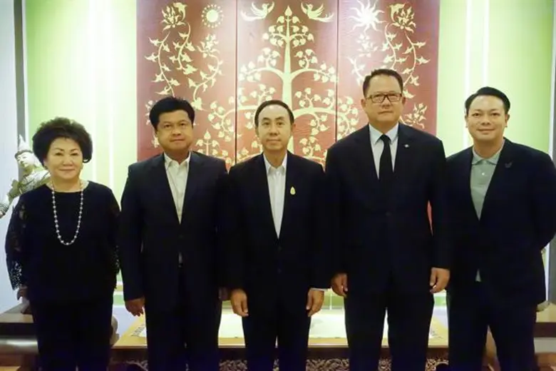 นายพิศิษฐ์ เสรีวิวัฒนา (กลาง) กรรมการผู้จ...
