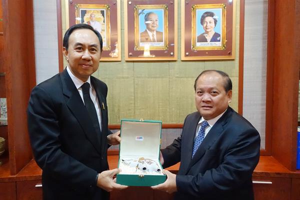 นายพิศิษฐ์ เสรีวิวัฒนา (ซ้าย) กรรมการผู้จ...