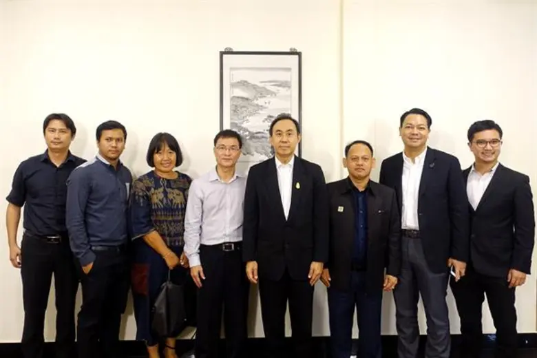 นายพิศิษฐ์ เสรีวิวัฒนา (ที่ 4 จากขวา) กรร...