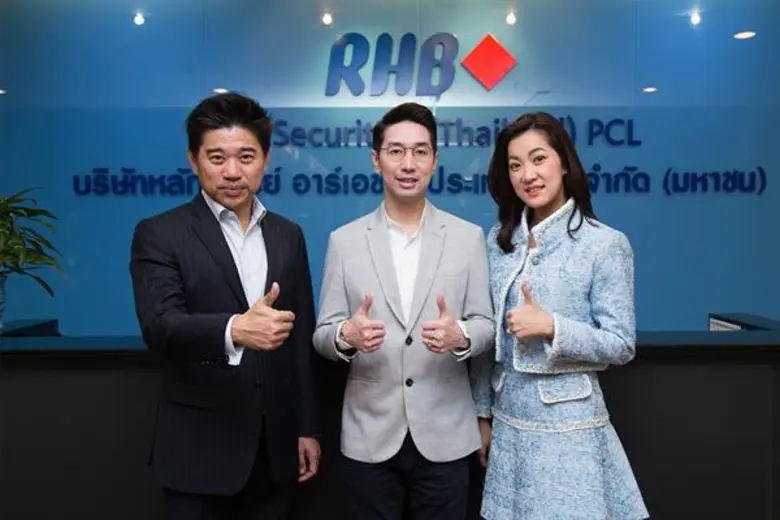 นายทชากร ลีลาประชากุล (กลาง) ประธานเจ้าหน...